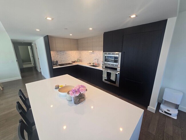 Building Photo - Savina by Bosa - Built 2020 - Bay & Downtown Views - 2 Parking Spots