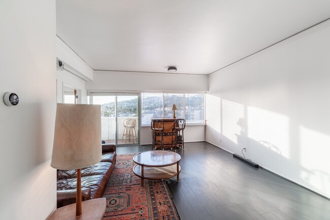 Building Photo - 7135 Hollywood Blvd