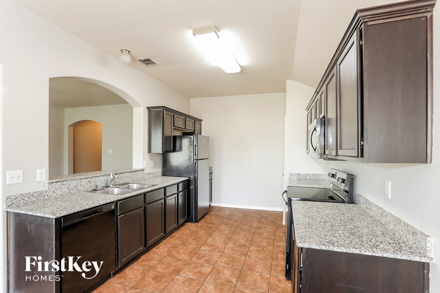 Building Photo - 927 Ranch Rd