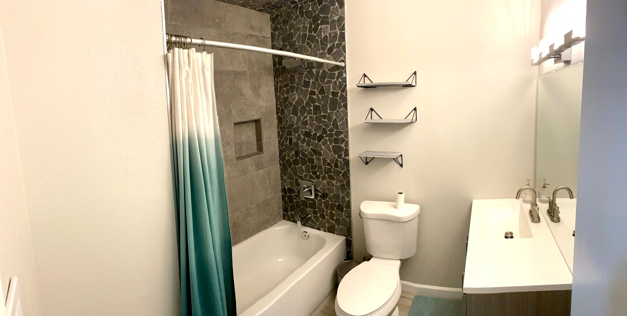 Building Photo - 6059 N 22nd Ave