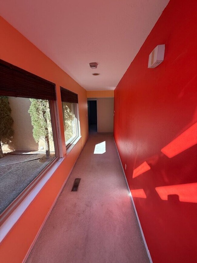 Building Photo - Beautiful NE Heights Neighborhood Executive style home with a Large back yard that has a full siz...