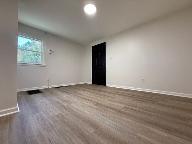 Building Photo - Remodeled 3BD/ 2Bath