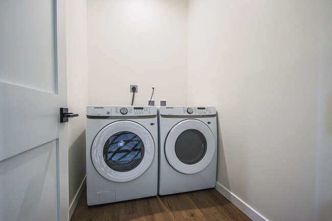 Building Photo - Ultra-Luxury Brand New 2 bed/2.5 bath and ...