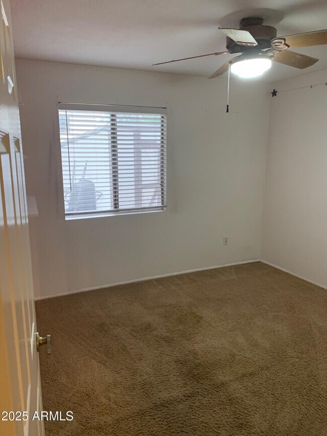 Building Photo - 435 E Larkspur Ln