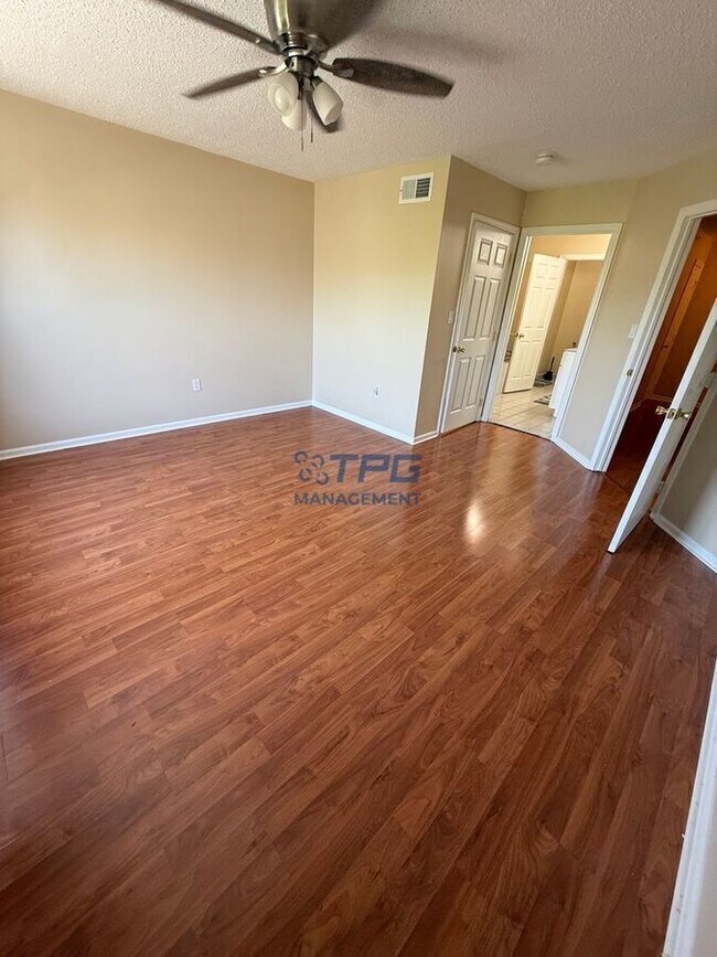 Building Photo - 19 Newburgh Dr