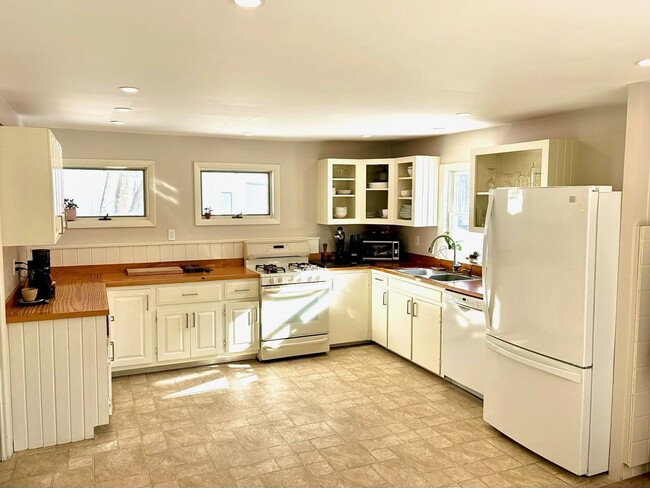 Building Photo - Bright & Airy Home Near Brettun’s Pond – Scenic Views & Modern Comfort