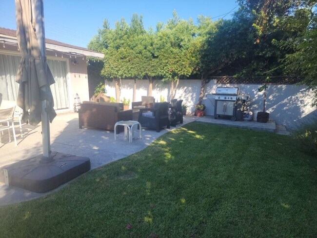 Building Photo - Beautiful 4 Bedroom 2 Bathroom Granada Hills Home Ready for Move In!