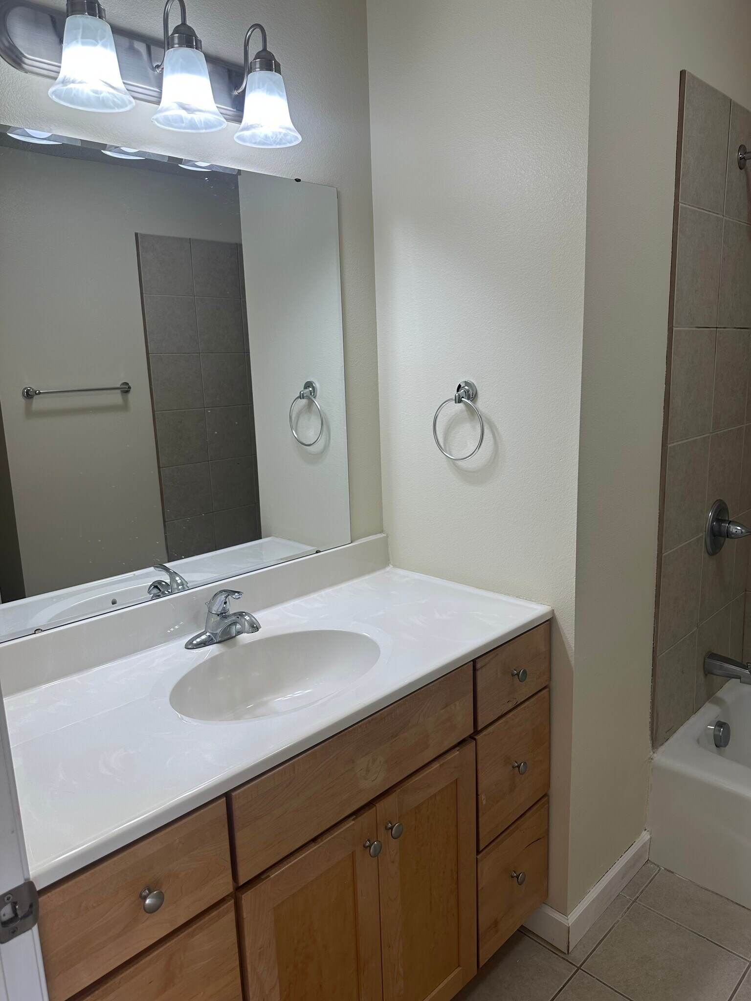 Building Photo - 2407 Oxford Dr SE