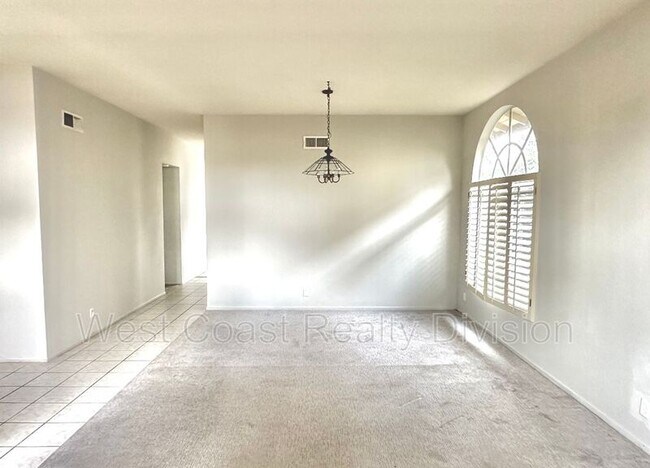 Building Photo - 27573 Dandelion Ct