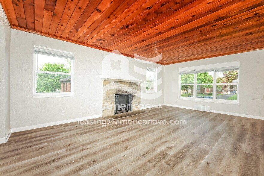 Building Photo - 1818 Parkhill Dr