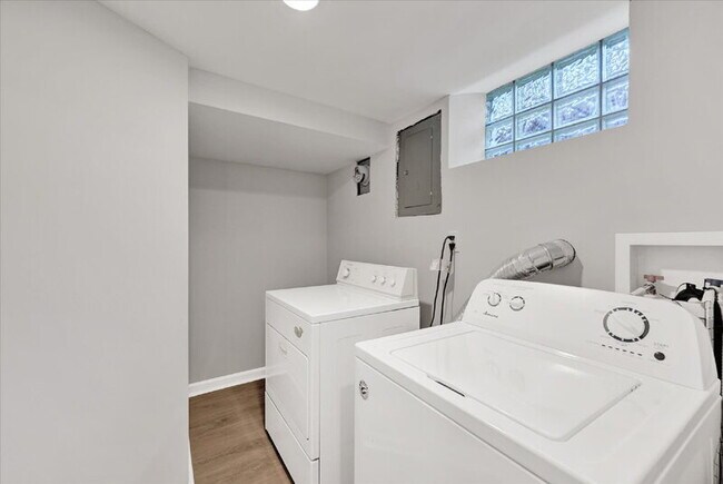 Building Photo - 8611 Ellen Ct