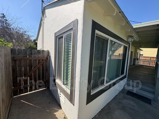 Building Photo - 1610 W College Ave