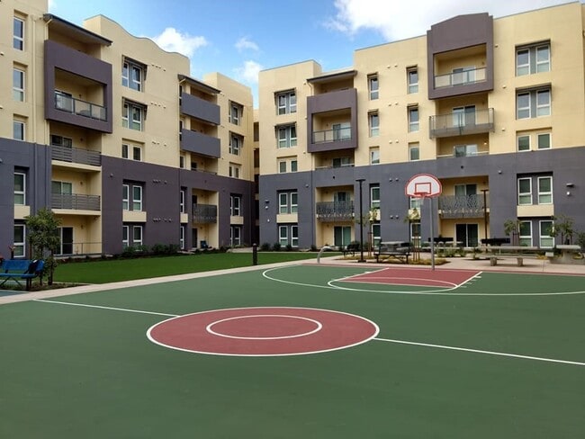 Building Photo - 200 E 10th St