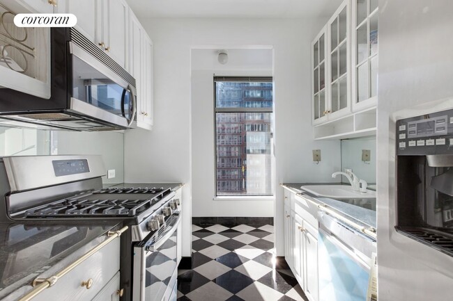 Building Photo - 250 E 54th St