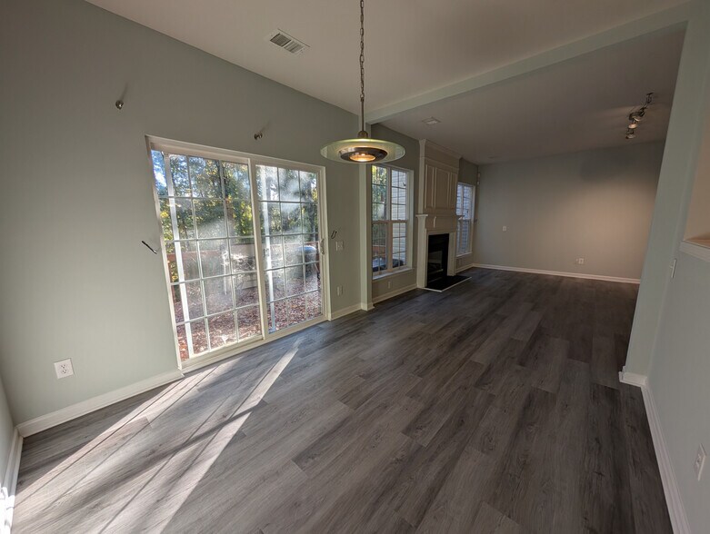 Building Photo - Room in Townhome on Dunford St