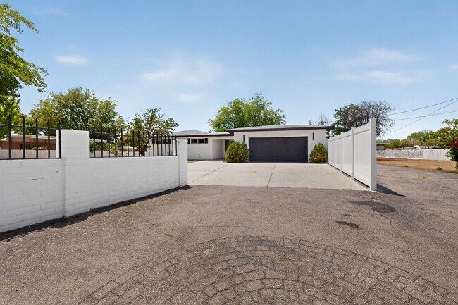 Building Photo - 824 Ortega Rd NW