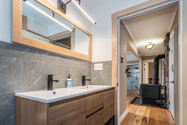 Building Photo - 290 Killington Ave