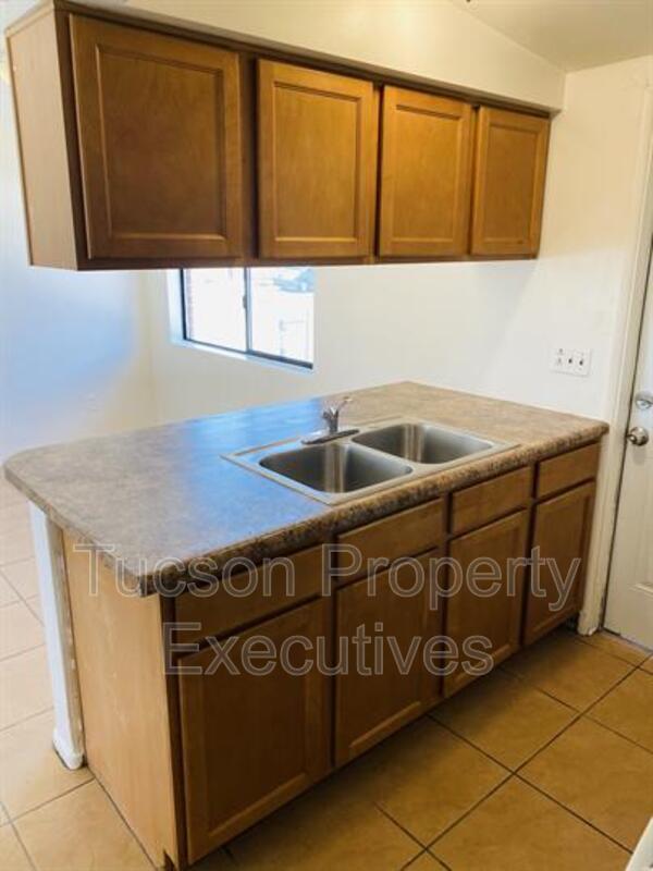 Building Photo - 1654 N Beverly Ave