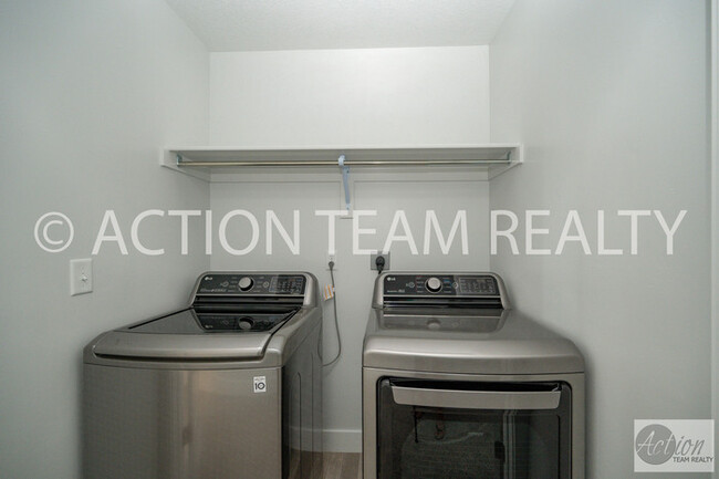 Building Photo - Mid-Row Townhome located in Bluffdale!