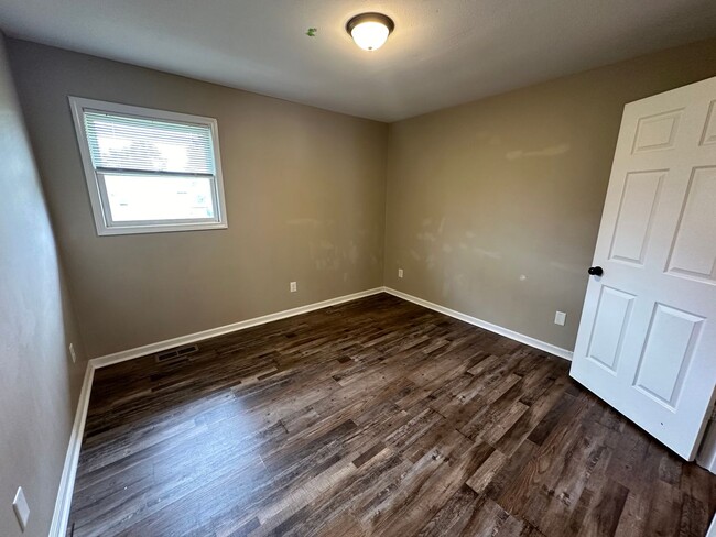 Building Photo - 1402 Valleywood Dr