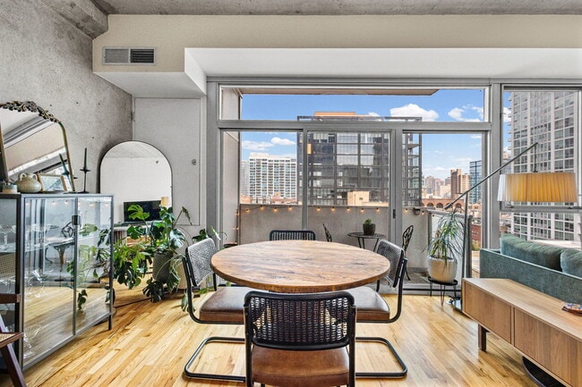 Building Photo - 630 N Franklin St