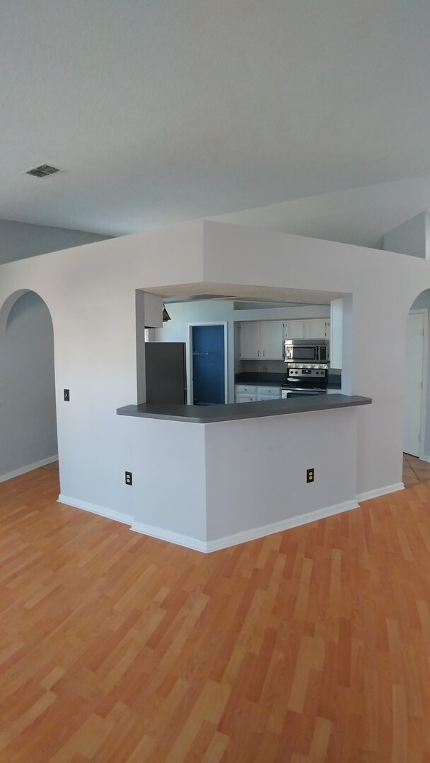 Building Photo - Welcome to this charming 3 bedroom, 2 bath...