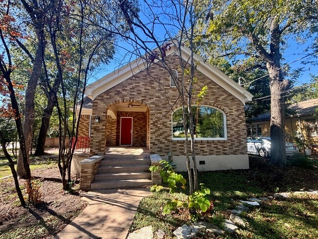 Primary Photo - Hemphill Park Gem! 4 Bed/2.5 Bath - Availa...