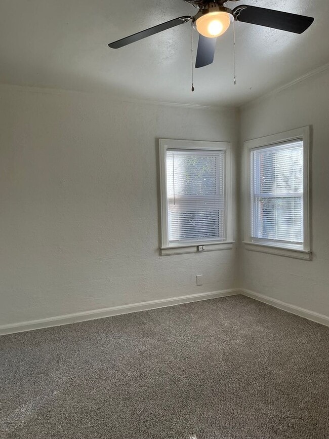 Building Photo - *App Fees Waived for February!* 2 bedroom/1 bathroom updated home in Normaltown Available now!