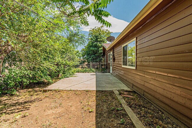 Building Photo - 400 Lily Ln