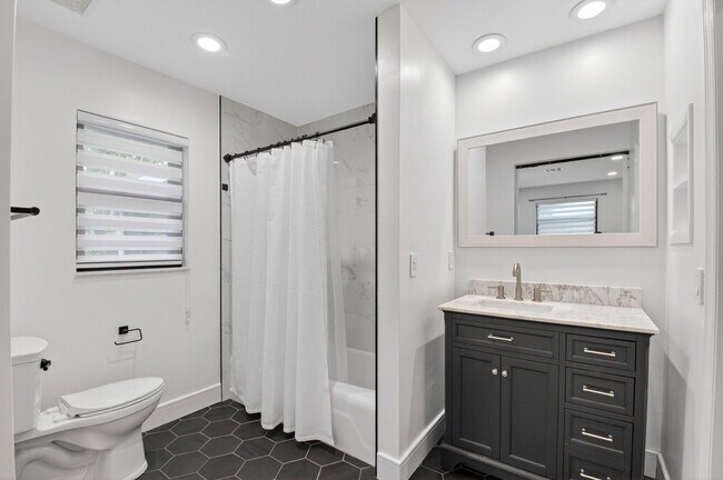 Building Photo - 725 Heron Dr