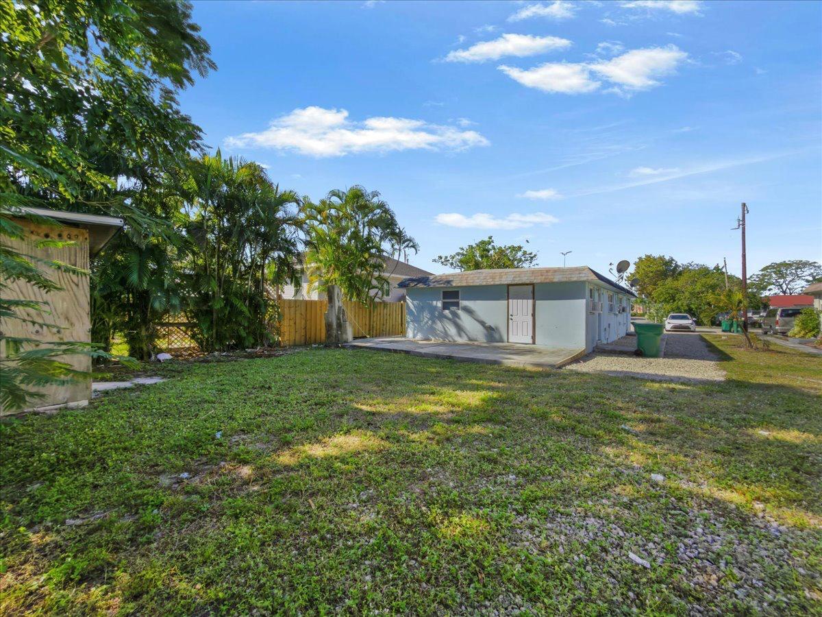 Building Photo - 2495 Bayside St