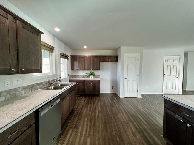 Building Photo - 2005 Ledwich Ave