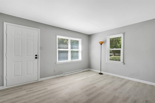 Building Photo - 2809 S River Rd