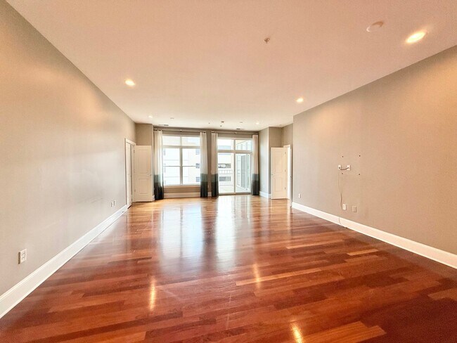 Building Photo - Luxurious Downtown Raleigh Condo with High...