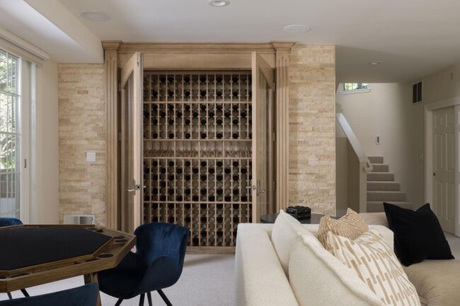 Building Photo - 10 Meadow Ln