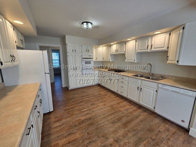 Building Photo - 811 Old Adobe Rd