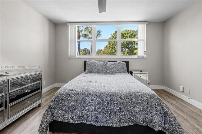 Building Photo - 811 S Hollybrook Dr