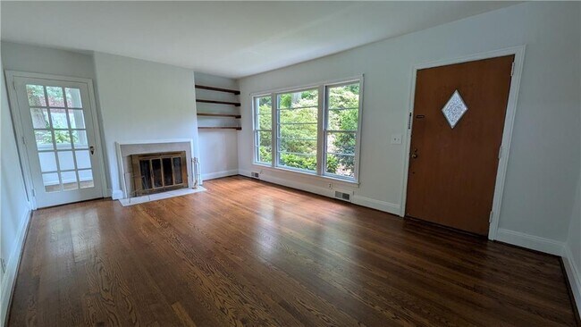 Building Photo - 4300 Rickenbacker Way NE