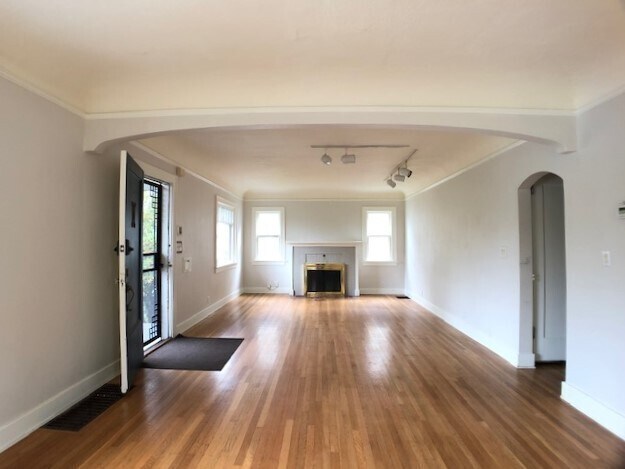 Building Photo - Hollywood District Home - 3 Bdrm 2 bths, 2290 sq. ft.