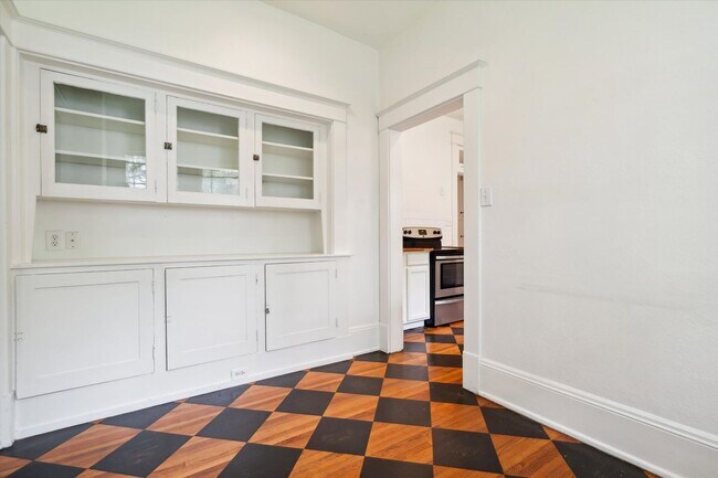 Building Photo - HISTORIC COTTAGE IN THE HEART OF MIDTOWN