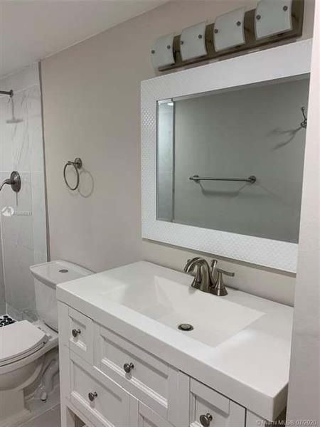 Building Photo - 4176 Inverrary Dr