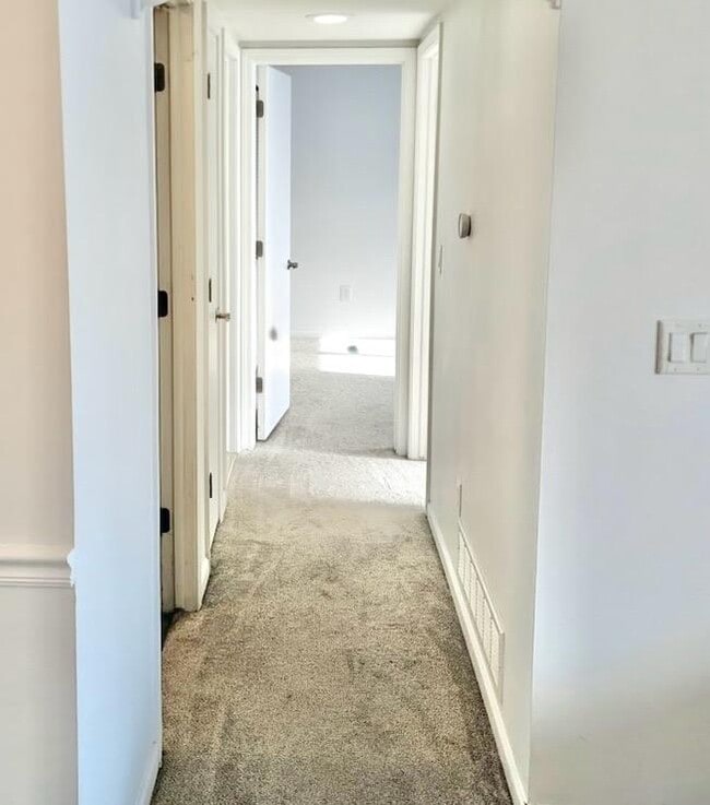 Building Photo - 253 Pinewood Cir