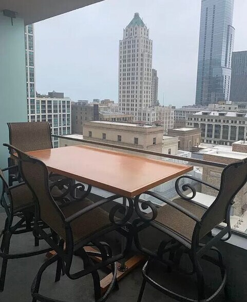 Building Photo - 8 E Randolph St