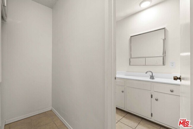 Building Photo - 15540 Moorpark St