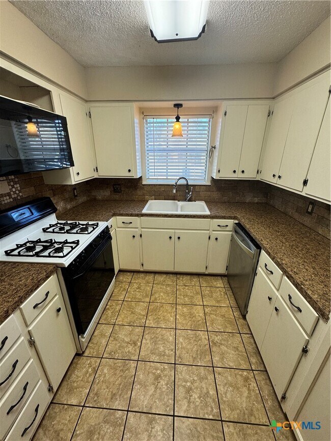 Building Photo - 4602 Dahlia Ln