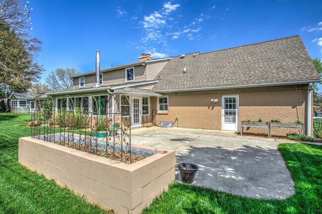 Building Photo - 1827 Larchmont Ln