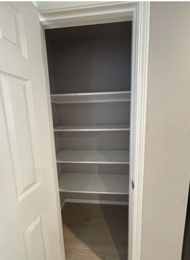 Building Photo - 3/2 in Hickory Creek!