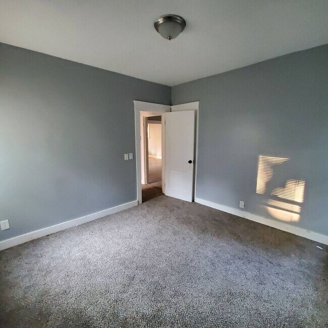 Building Photo - 12098 Chesterfield Ave