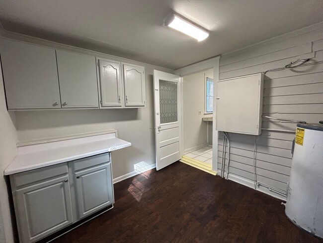 Building Photo - Adorable Remodeled 2Bed Unit in Springfield!