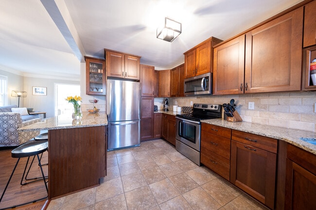 Building Photo - 2626 N Vincent Ave